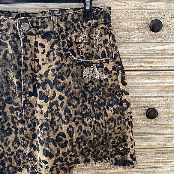 Buddy Love - Sharon Distressed Leopard Mini Skirt NWOT - Picture 4 of 6
